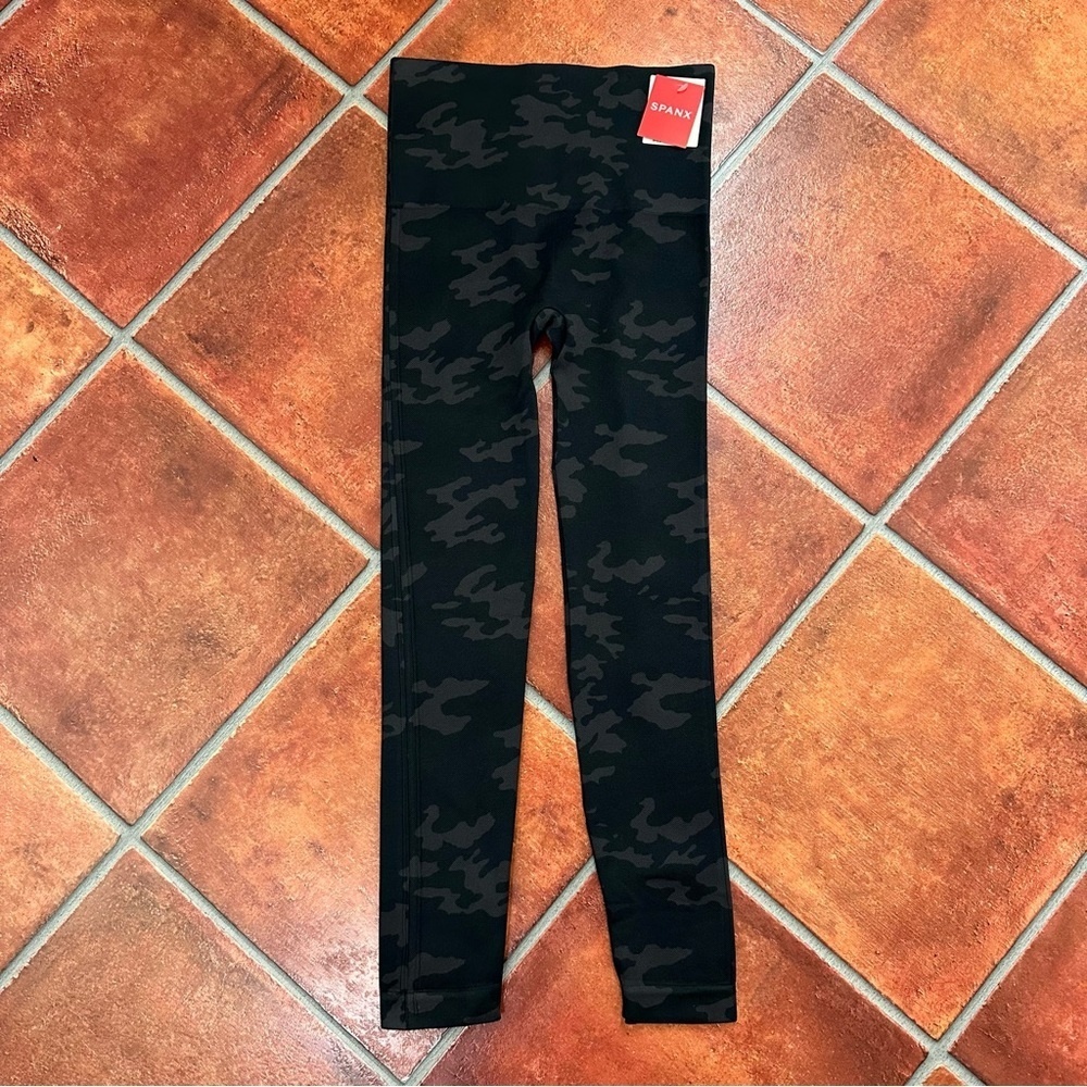 NWT Spanx Look At Me Now Leggings in Black Camo